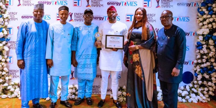 Photo News : kyari Shines At Energy Times Award 2024